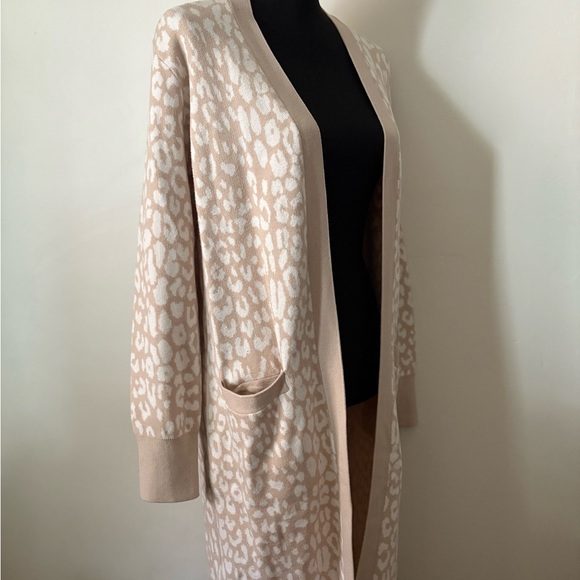 Sophisticated Cream Leopard Print Sweater (New No Tag) - Picture 2 of 4